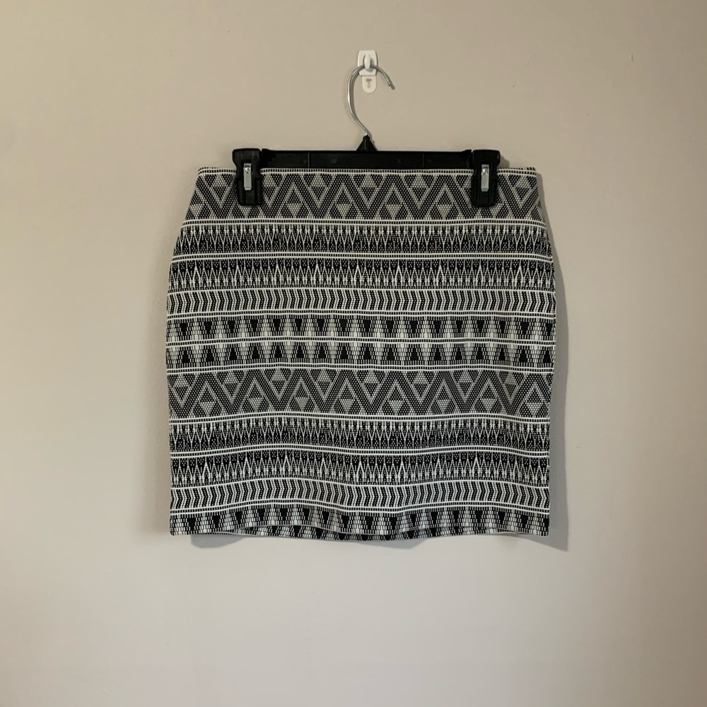 Express Pattern Mini Skirts - Picture 4 of 11